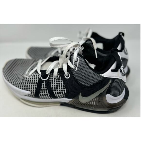 Nike Men\'s LeBron‎ James Witness 7 Black White Basketball Shoes Size 11.5